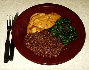 Archivo:Bhutanese red rice with chicken and spinach