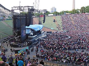Archivo:Bon Jovi Bühne 2013