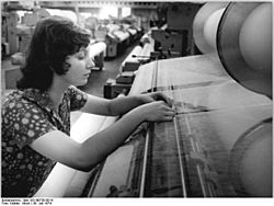 Archivo:Bundesarchiv Bild 183-N0730-0014, Zittau, VEB Lautex, TEXTIMA-Kettwirkmaschine
