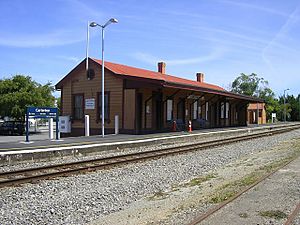Archivo:Carterton Railway Station 01