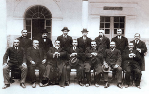 Archivo:Claustro de profesores del Instituto de Baeza en el patio de columnas. 1918. Fotografía de Francisco Baras (1883-1935)