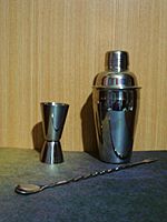 Archivo:Cocktail shaker set