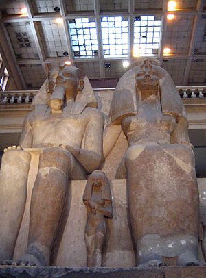 Archivo:Colossal Amenhotep III statue