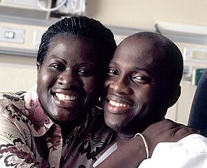 Archivo:Couple hugging and smiling