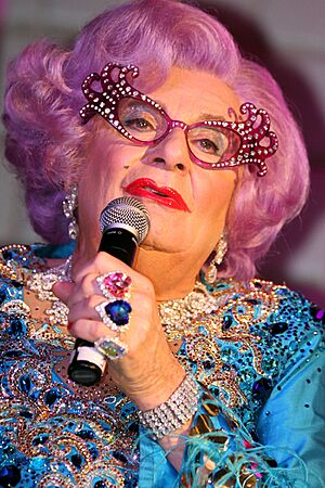 Archivo:Dame Edna (6959716342)