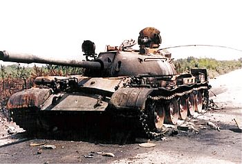 Archivo:Destroyed tank on the road to Drnis 1