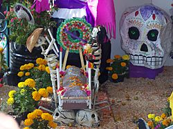 Archivo:DiaDeMuertosXochimilcoDFMexico 010