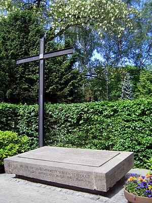 Archivo:Dorotheenst Friedhof Bonhoeffer