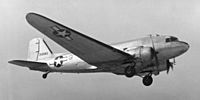 El Douglas C-47 Skytrain fue uno de los aviones más utilizados para esta práctica durante la Segunda Guerra Mundial.