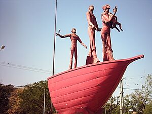 Archivo:Escultura Homenaje Inmigrantes Resistencia