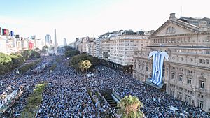 Archivo:Festejos en el Obelisco de Buenos Aires por la obtención de la Copa del Mundo de Fútbol 2022