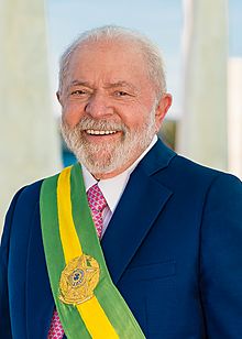 Foto oficial de Luiz Inácio Lula da Silva (estreita).jpg