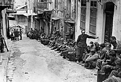Archivo:German prisoners under British guard