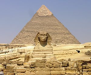 Archivo:Giza Plateau - Great Sphinx with Pyramid of Khafre in background