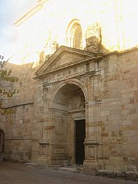Archivo:Iglesia de San Pedro y San Ildefonso (portada occidental)