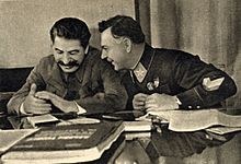 Archivo:Joseph Stalin and Kliment Voroshilov, 1935