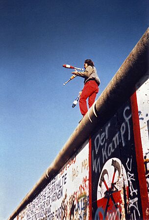 Juggling on the Berlin Wall 1a