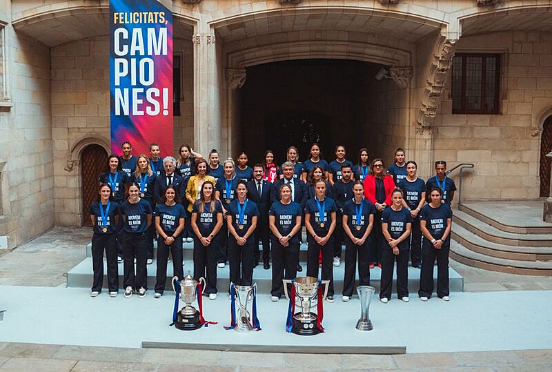 L'equip femení del FCB amb el president i les copes (cropped)