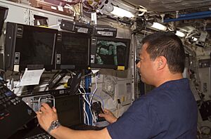 Archivo:Leroy Chiao working on Space Station Remote Manipulator System