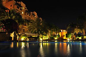 Archivo:Mövenpick Aqaba by Night (4269922782)