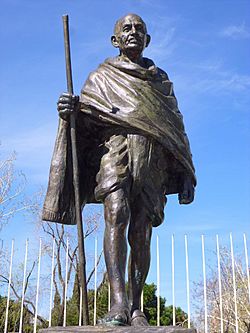 Archivo:Madrid - Plaza Joan Miró, Monumento a Mohandas K. Gandhi 2