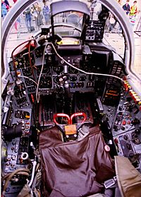 Archivo:MiG-29 cockpit 3