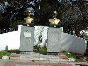 Archivo:Monumento. Evita y Juan Domingo Perón