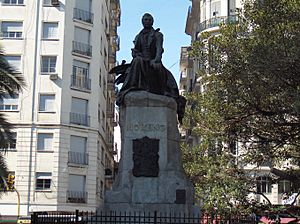 Archivo:Monumento a Mariano Moreno