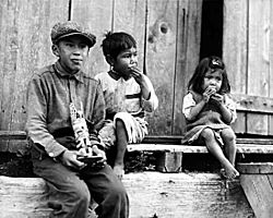 Archivo:Nuu-chah-nulth children in Friendly Cove