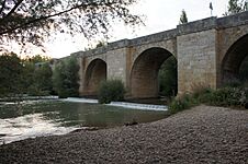 Archivo:PUENTE DE CORDOVILLA LA REAL SOBRE EL RÍO PISUERGA 02