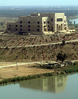 Archivo:Palace at Euphrates 2003