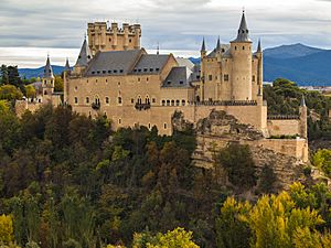 Archivo:Panorámica Otoño Alcázar de Segovia
