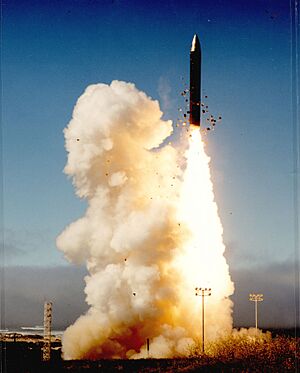 Archivo:Peacekeeper missile after silo launch