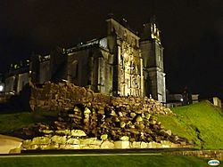 Archivo:Pontevedra-Antigua muralla y fachada de Santa María