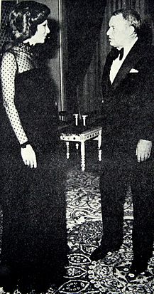 Archivo:Queen Farah of Persia and Frank Sinatra, Tehran, 1975