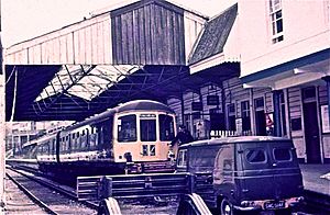 Archivo:Rear oil lamp being placed on a Class 103 at Kingswear station (1972)