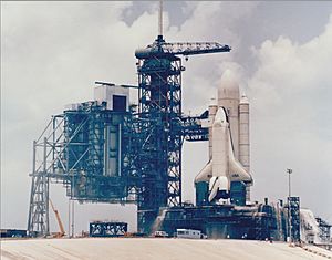 Archivo:Space Shuttle Enterprise on LC39A