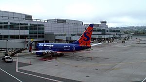 Archivo:Sun Country Airlines B737-73V (N711SY) at San Francisco International Airport