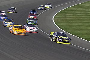 Archivo:US Navy 040501-N-1336S-037 The U.S. Navy sponsored Chevy Monte Carlo NASCAR leads a pack into turn four at California Speedway