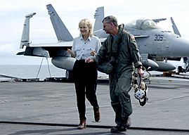 Archivo:US Navy 050105-N-6817C-052 Journalist Diane Sawyer walks with Commander, Carrier Strike Group Nine (CSG 9), Rear Adm. Doug Crowder, on the flight deck aboard USS Abraham Lincoln (CVN 72)