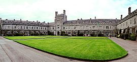 Archivo:University-College-Cork-Panorama1-2012