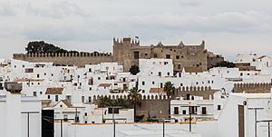 Archivo:Vista de Vejer de la Frontera, Cádiz, España, 2015-12-09, DD 22