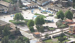 Archivo:Vista de la Plaza Mayor (Yauli - HUANCAVELICA)