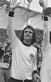Archivo:Wolfgang Overath 1974