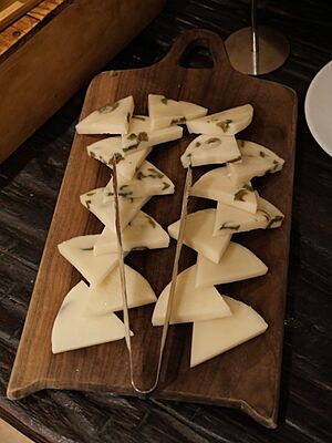 Archivo:A Caciotta Olives Cheese and Yellow Cheese in Osteria Ristorante Italiano