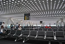 Archivo:Aeropuerto Internacional de la Ciudad de México - Terminal 2 - Área de Salidas