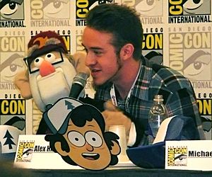 Archivo:Alex Hirsch and Grunkle Stan puppet at San Diego Comic-Con International 2013