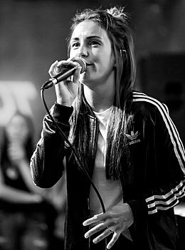 Amy Shark 06 12 2017 3 (36257897165).jpg