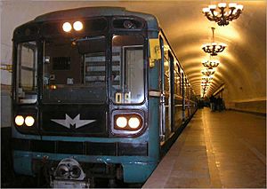 Archivo:An 81-717 subway train within the Moscow Subway System