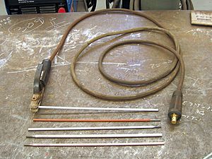 Archivo:Arc welding electrodes and electrode holder.triddle
